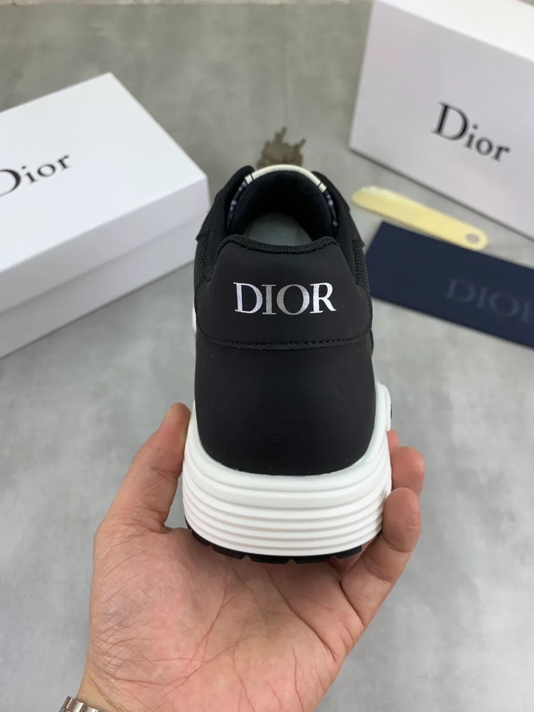 Men's shoes 💰P420 New Dior Chrono 2025 new product B30 series, in white and black fly woven series, decorated with computer-printed CD logo on both sides, star patch on the tongue and Dior logo on the heel, many details highlight the style. The interior is matched with the original color matching mesh, and the interior of the body is supported by low-temperature shaping sheets, and is filled with light feather cotton to keep the interior full and soft against the feet. The exclusive open-molded outsole adopts a one-piece molding process, so there is no need to worry about problems such as the opening and falling of sole decorative accessories. It is light and comfortable to wear, yet strong and wear-resistant. The two-color shoelaces are accessorized with exquisite metal five-pointed star pendants, creating a high-end, trendy and casual look at all times. Color: white black blue code number: 38-44 (45 customized)